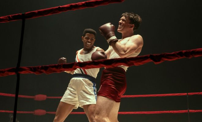 Dos boxeadores combatiendo en un ring durante una escena de la serie The Greatest sobre Muhammad Ali.
