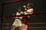 Dos boxeadores combatiendo en un ring durante una escena de la serie The Greatest sobre Muhammad Ali.