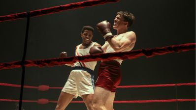 Dos boxeadores combatiendo en un ring durante una escena de la serie The Greatest sobre Muhammad Ali.