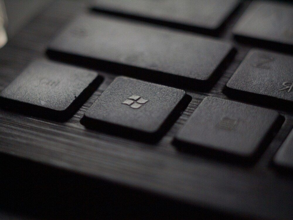 Primer plano de la tecla con el logotipo de Windows en un teclado de ordenador negro.