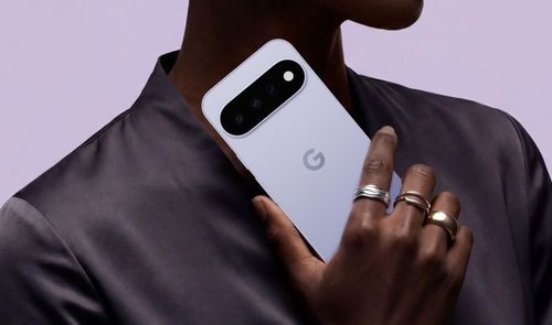 Parte trasera de un smartphone blanco con tres cámaras y el logotipo de Google sostenido por una mano.