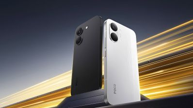 Vista trasera de dos teléfonos POCO X8 Pro en colores blanco y negro colocados verticalmente sobre una estructura técnica.