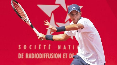 Rafa Jódar preparándose para un golpe de derecha en una pista de tenis.