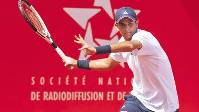 Rafa Jódar preparándose para un golpe de derecha en una pista de tenis.