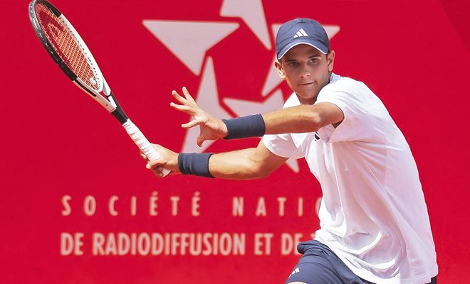 Rafa Jódar preparándose para un golpe de derecha en una pista de tenis.