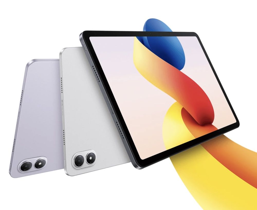 Tres unidades de la tablet Redmi Pad Pro mostrando el frontal de pantalla y la parte trasera con su sistema de cámaras en varios colores.