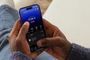 Primer plano de un usuario manejando la aplicación financiera Revolut en un smartphone para consultar el saldo y los últimos movimientos de la cuenta.