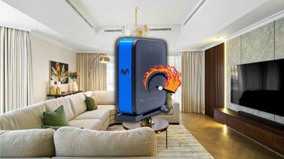 Router Smart WiFi de Movistar con un icono de velocímetro en llamas sobre el salón de una vivienda.