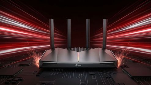 Router TP-Link de color negro con cuatro antenas externas sobre una placa de circuito impreso con efectos de luces rojas de velocidad.