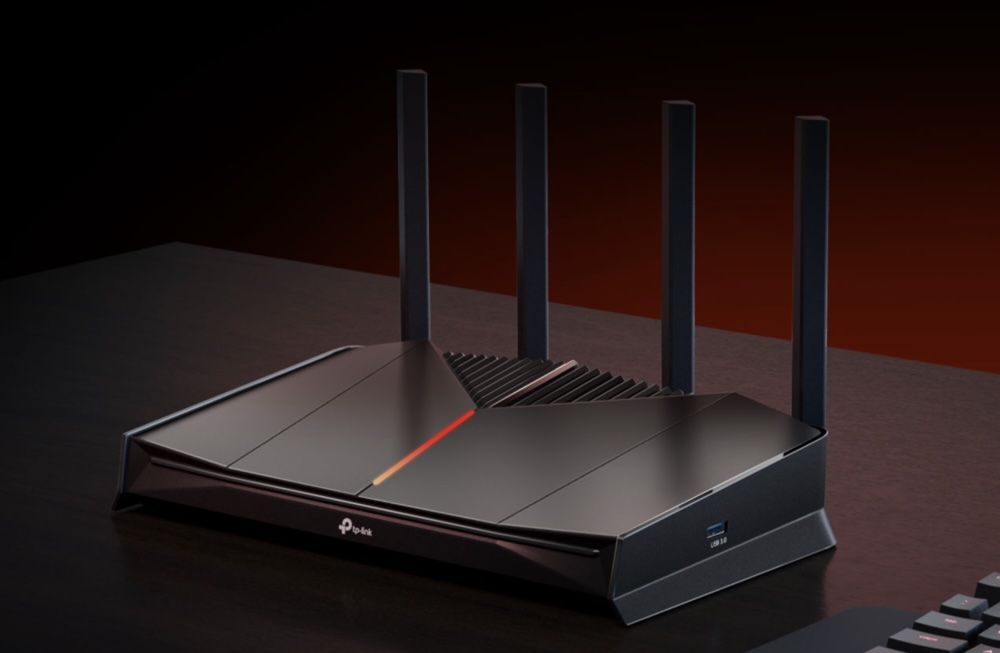 Router TP-Link con tecnología WiFi 7, cuatro antenas externas y cuerpo en color negro sobre una mesa.