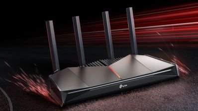 Router TP-Link con cuatro antenas externas y chasis geométrico oscuro sobre fondo de líneas de luz roja.