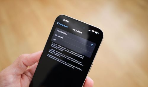 Menú de configuración de voz y datos en un smartphone con opciones de red 5G y 4G de Pepephone.