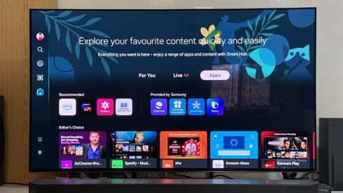 Interfaz de Smart Hub en un televisor Samsung con aplicaciones y recomendaciones de contenido.