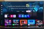 Interfaz de Smart Hub en un televisor Samsung con aplicaciones y recomendaciones de contenido.