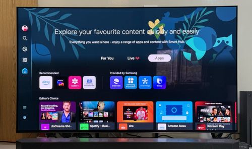 Interfaz de Smart Hub en un televisor Samsung con aplicaciones y recomendaciones de contenido.