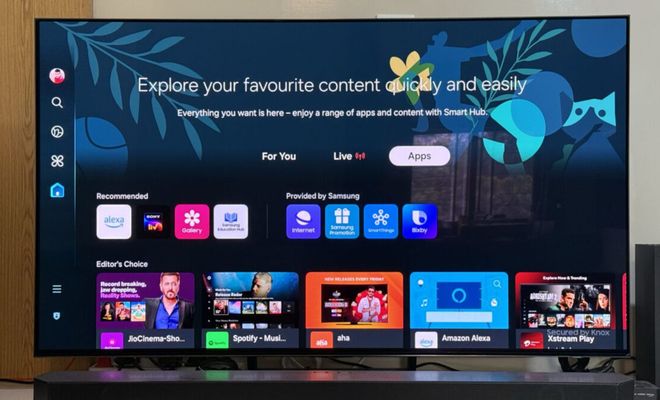 Interfaz de Smart Hub en un televisor Samsung con aplicaciones y recomendaciones de contenido.