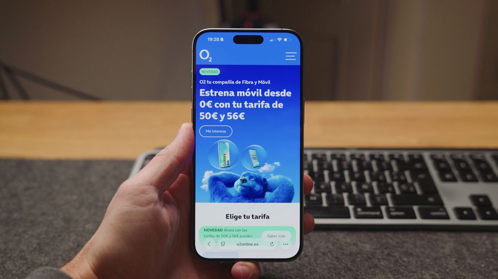 Sujeción de un smartphone con la página web de O2 abierta mostrando una oferta de dispositivos móviles.