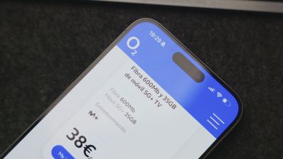 Primer plano de la pantalla de un smartphone con la aplicación de O2 abierta mostrando una oferta de fibra y móvil.