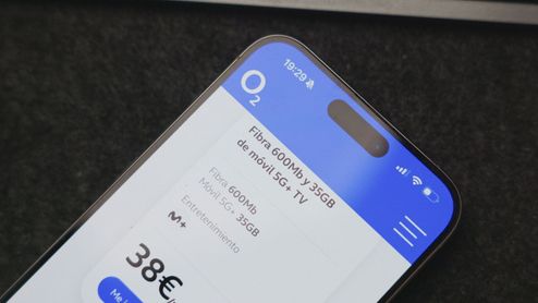 Primer plano de la pantalla de un smartphone con la aplicación de O2 abierta mostrando una oferta de fibra y móvil.