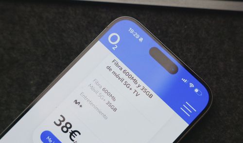 Primer plano de la pantalla de un smartphone con la aplicación de O2 abierta mostrando una oferta de fibra y móvil.