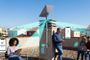Varias personas utilizan dispositivos electrónicos en una terraza con una antena de Starlink instalada en una chimenea.