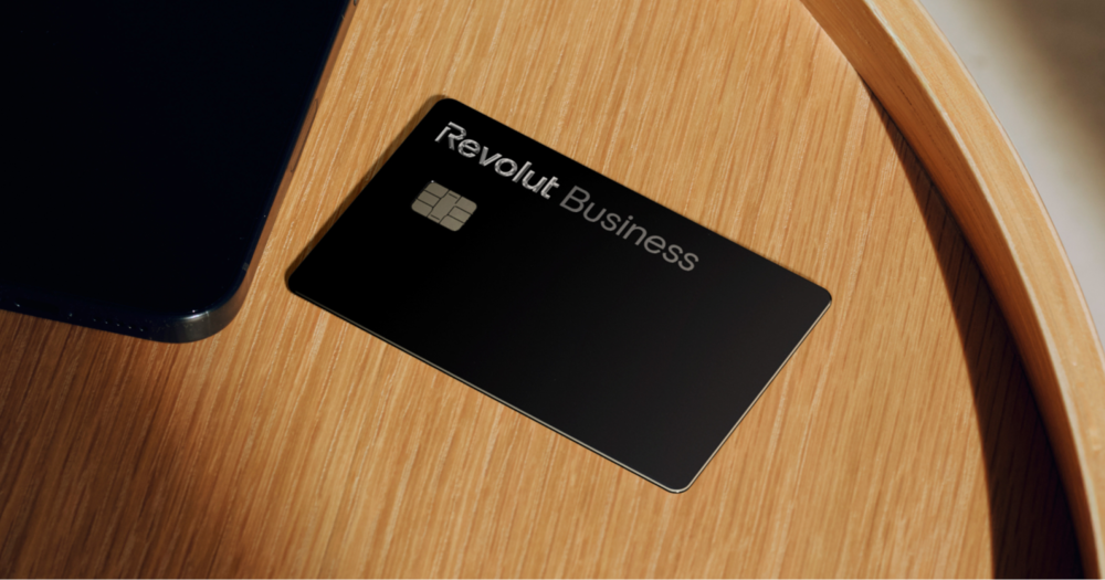 Tarjeta física de color negro con el logotipo de Revolut Business sobre una superficie de madera.