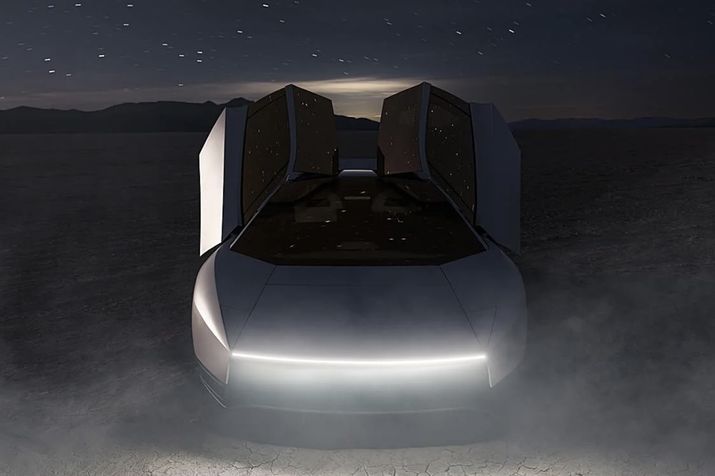 Vista frontal de un Tesla Roadster con las puertas abiertas hacia arriba en un entorno nocturno bajo las estrellas.