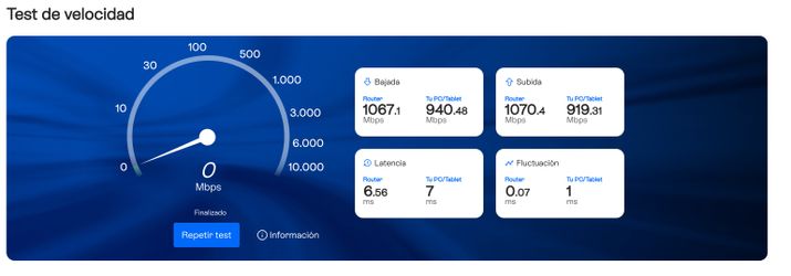 Interfaz de usuario de un test de velocidad de Movistar con métricas de bajada, subida, latencia y fluctuación.