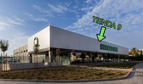 Fachada exterior de un supermercado Mercadona con una flecha verde señalando el rótulo y el texto Tienda 9.