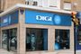 Fachada de una tienda DIGI Store en la esquina de una calle urbana con cartelería azul corporativa.