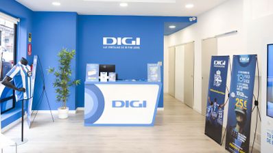 Interior de una tienda oficial de DIGI con mostrador de atención al cliente y carteles publicitarios.