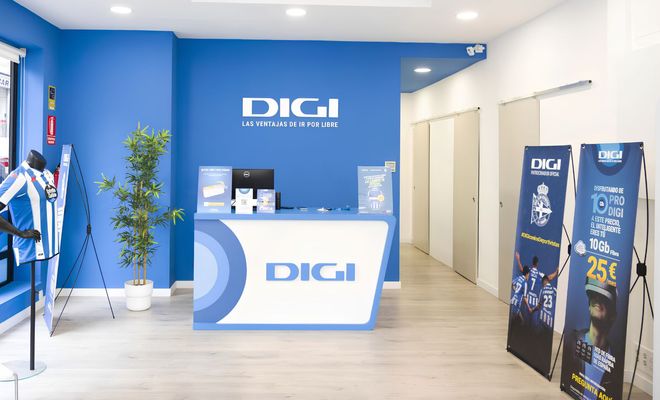 Interior de una tienda oficial de DIGI con mostrador de atención al cliente y carteles publicitarios.