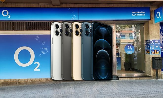 Fachada de una tienda física de O2 con un montaje publicitario de varios modelos de iPhone en diferentes colores.