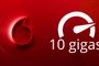 Logotipo de Vodafone junto a un icono de velocímetro y el texto 10 gigas sobre fondo rojo.