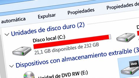Interfaz de Windows que muestra una unidad de disco duro C casi llena con la barra de almacenamiento en color rojo.
