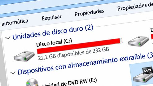 Interfaz de Windows que muestra una unidad de disco duro C casi llena con la barra de almacenamiento en color rojo.