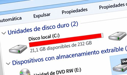 Interfaz de Windows que muestra una unidad de disco duro C casi llena con la barra de almacenamiento en color rojo.