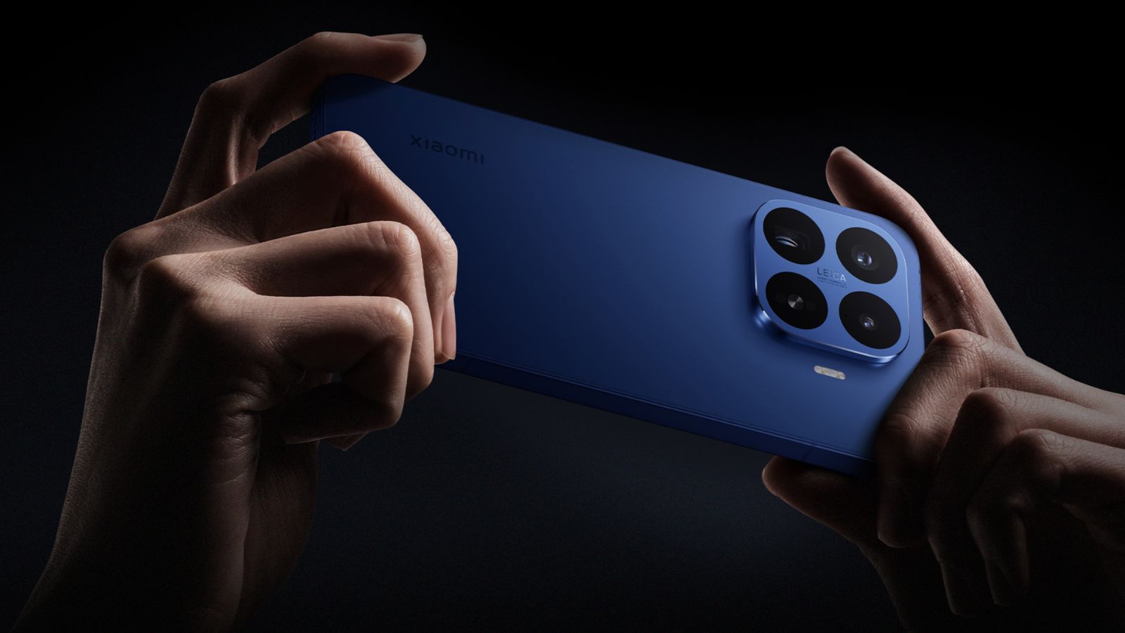 Parte trasera de un Xiaomi 17T azul sostenido horizontalmente, mostrando su módulo de cuatro cámaras cuadradas.