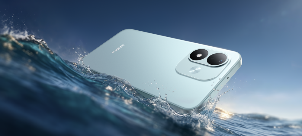 Parte trasera de un teléfono Redmi en color azul claro salpicado por agua sobre un fondo oceánico.