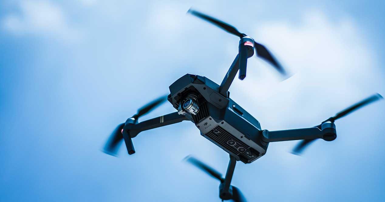 Volar drones sin licencia: Características normativa